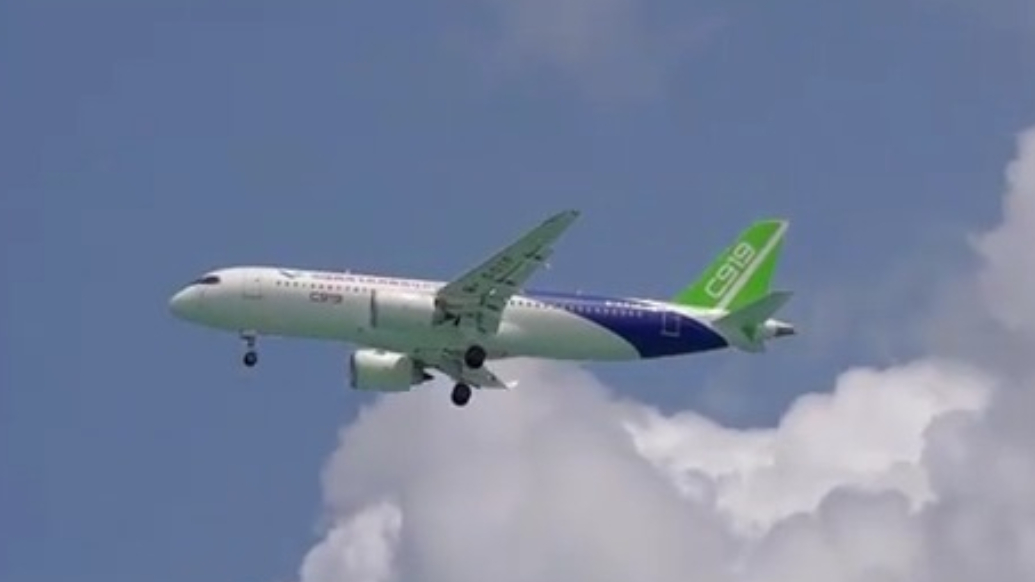 中国商飞C919亮相新加坡航展
