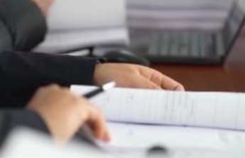 从虚假中标到敷衍公示，“最忙五人组”如何沦为形式主义“工具人”？