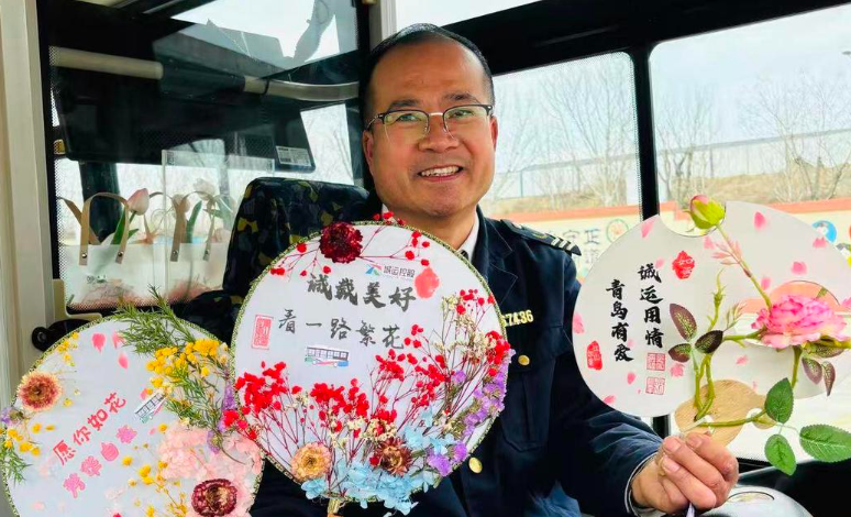 凡人歌丨抬车救人的好司机邱月山，默默守护“留守女孩”八年