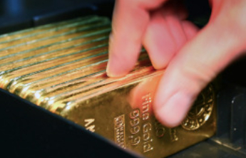 现货黄金重回4900美元/盎司，日内涨超5%