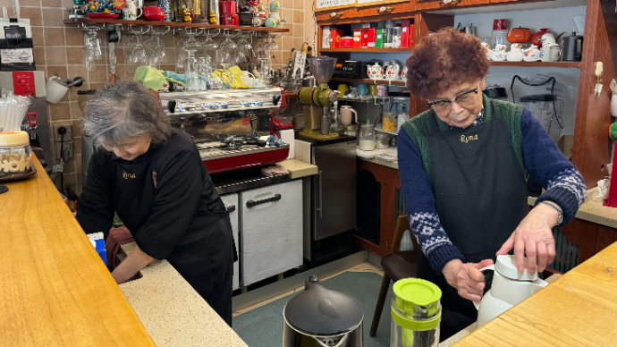 青岛故事丨不享清福享热爱！青岛86+74岁闺蜜用咖啡治愈人心