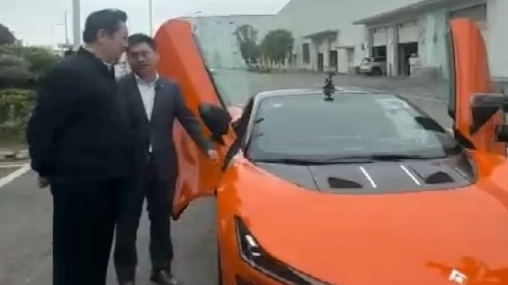 国强夸昊强！唐国强打卡昊铂解锁双车趣味体验