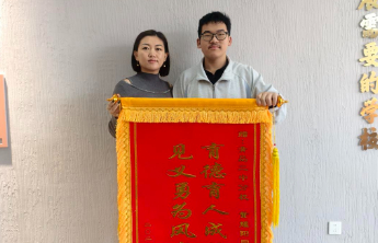 凡人歌丨正要去赶火车，青岛一高三学生和母亲先救了一个人