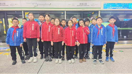 省实验小学一一四（4）中队少先队员寻踪地铁文化，探秘科学魅力