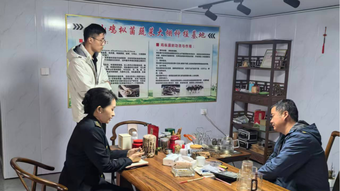 梁山县小安山市场监管所丨精准帮扶鸡枞菌养殖企业提质升级