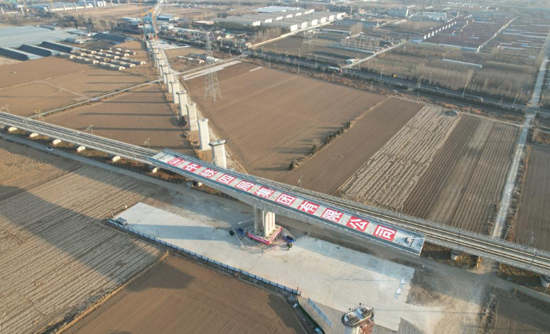 潍宿高铁跨潍荣高铁转体梁成功转体，关键节点突破助力全线建设