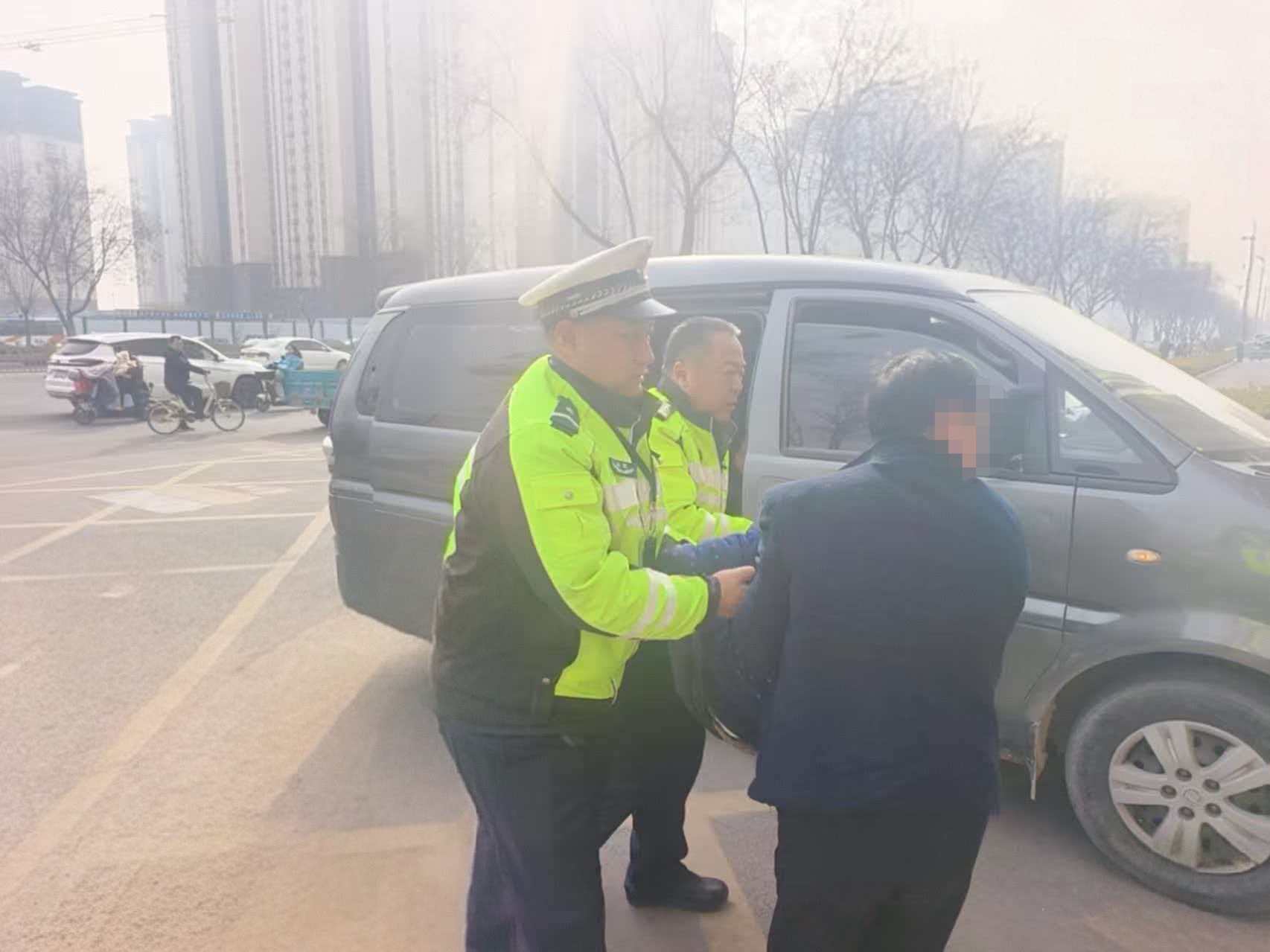 阳谷：车窗边一句求救，换来警车一路疾驰护航
