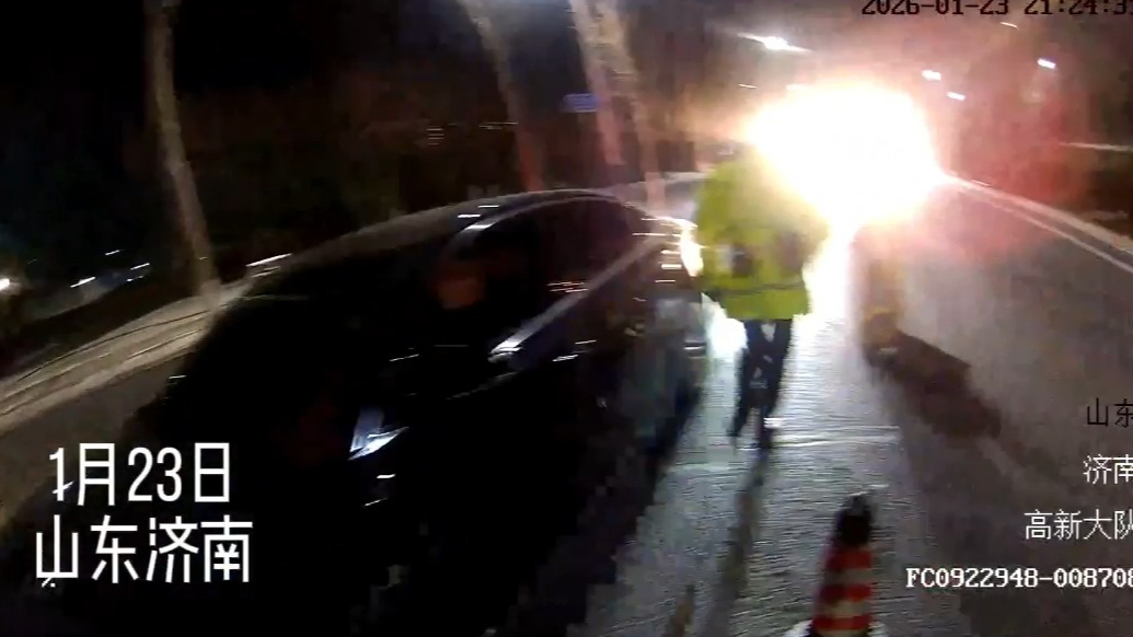 果然视频丨醉驾遇查心存侥幸弃车逃窜，藏身绿化带终被交警查获