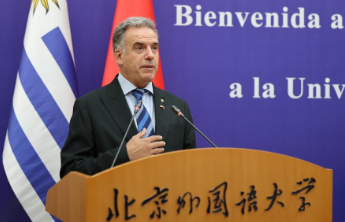 乌拉圭总统奥尔西在北京外国语大学与师生互动交流