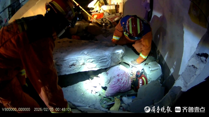 果然视频|货车失控撞塌民房，消防员历时四十分钟救出被困老人