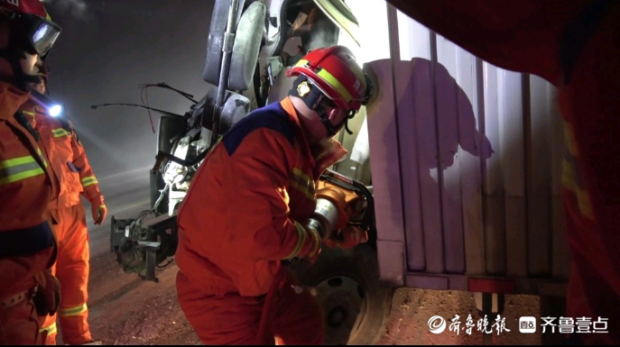 果然视频|货车因雪天路滑撞树，消防员及时到场救援