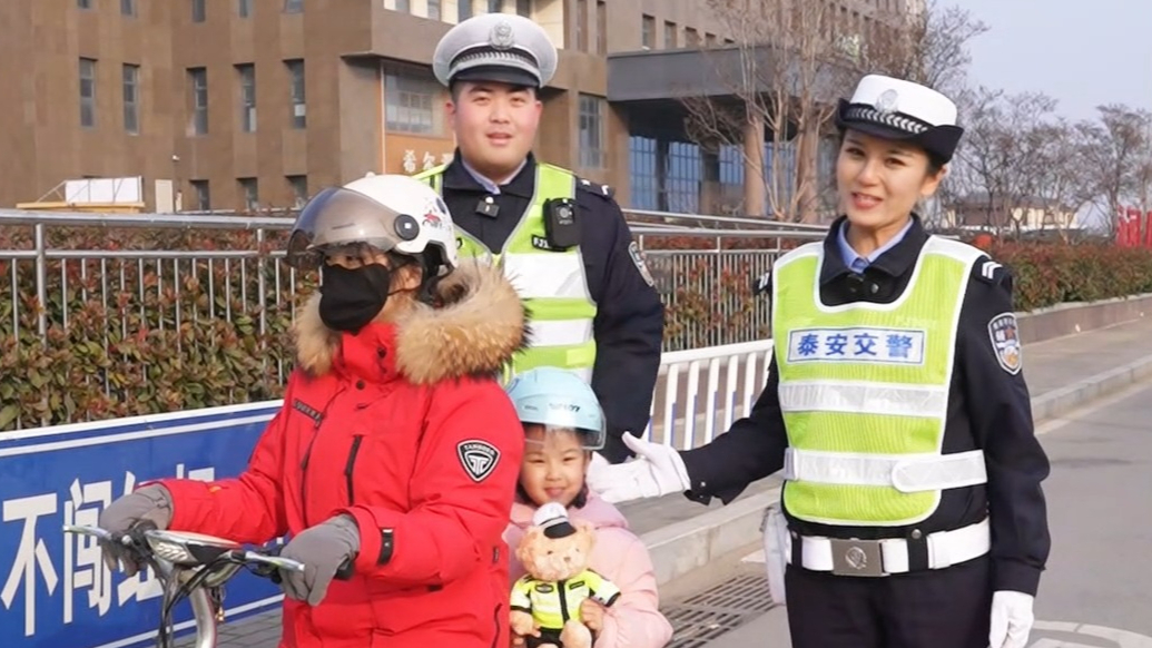 果然视频丨头盔戴稳，平安加分