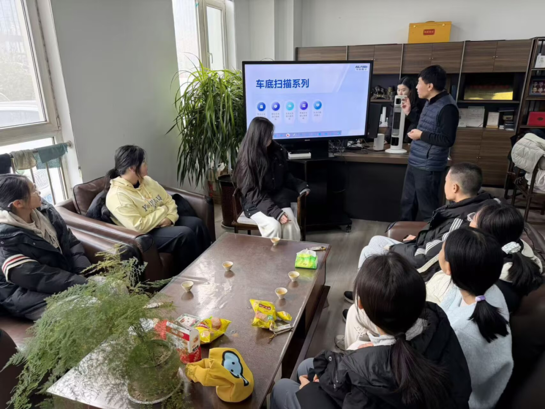 科技赋能 济南高新一实验学生成长共同体开展车底安检实践活动