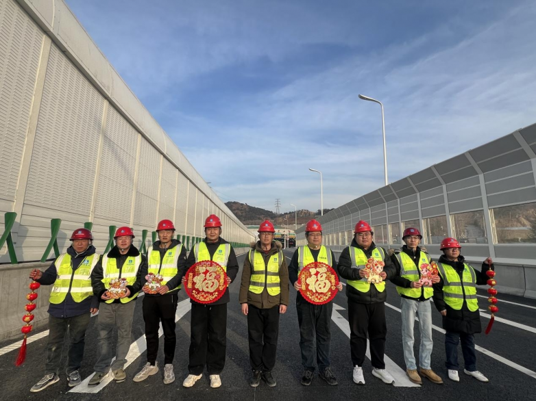 攻坚脚步不歇，温情同心筑路