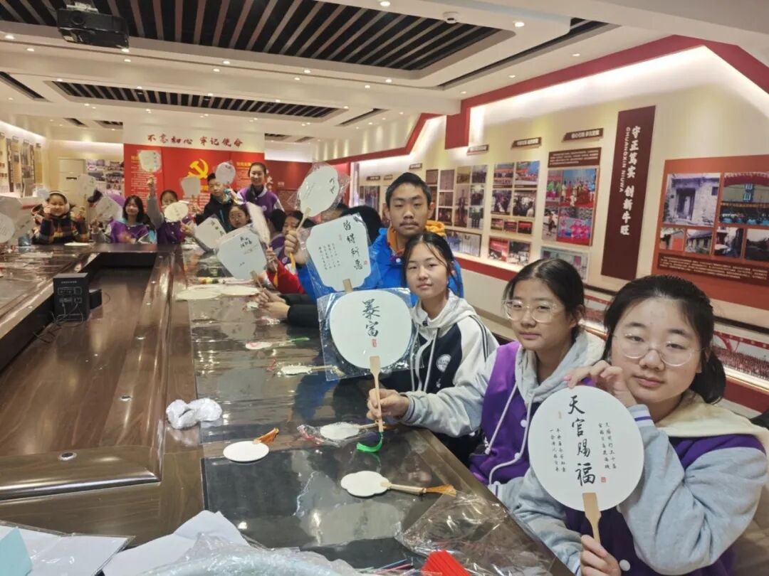 童心传非遗 济南高新一实验七年级学生成长共同体学习漆扇制作