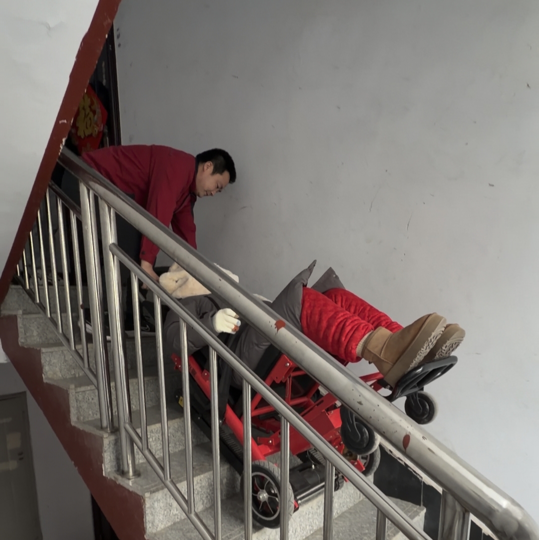 搬运工自费购置爬楼轮椅，半年免费助三十余人次“下楼”