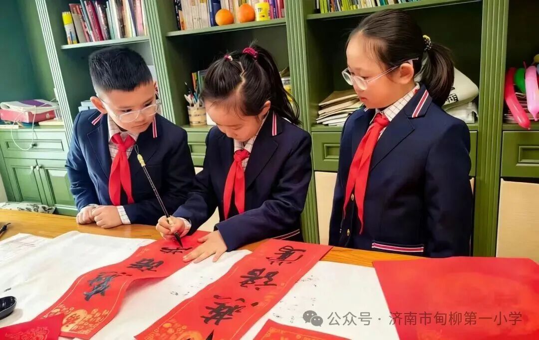 济南市甸柳第一小学二（7）中队开展红领巾寻访实践活动