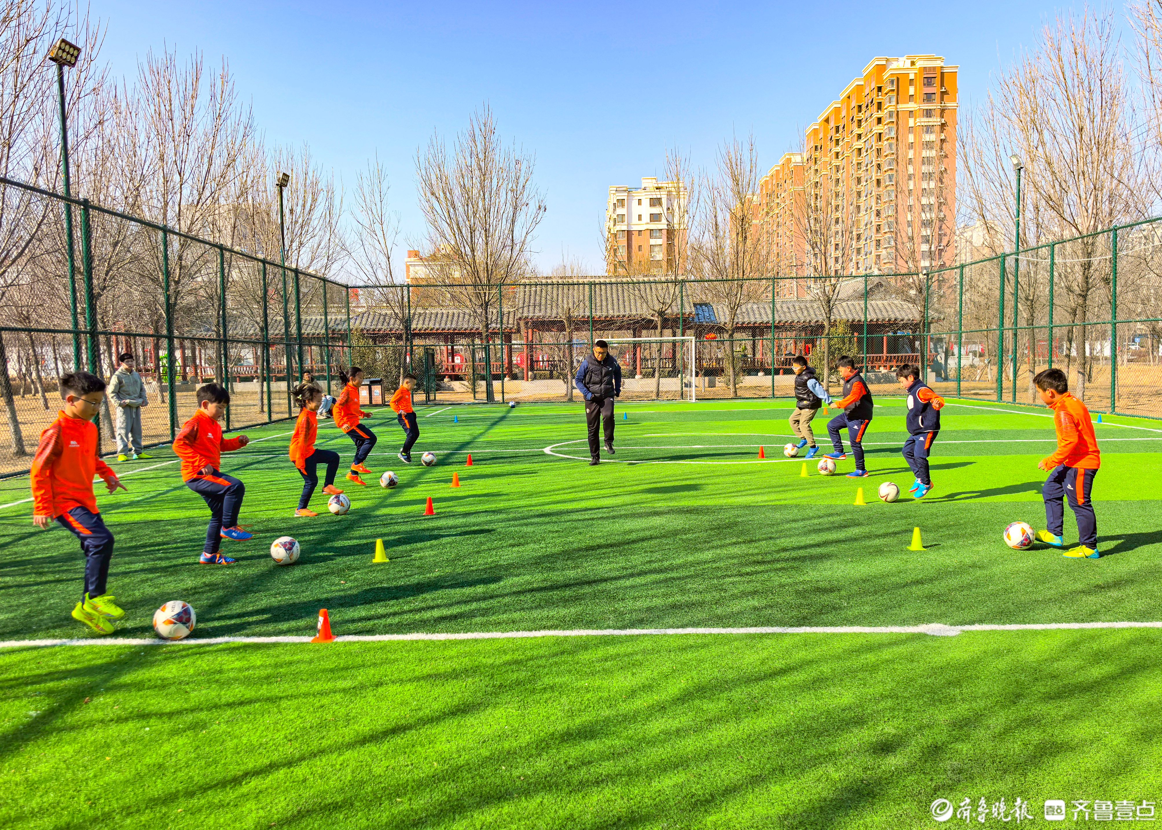 山东乐陵：足球场上乐享寒假