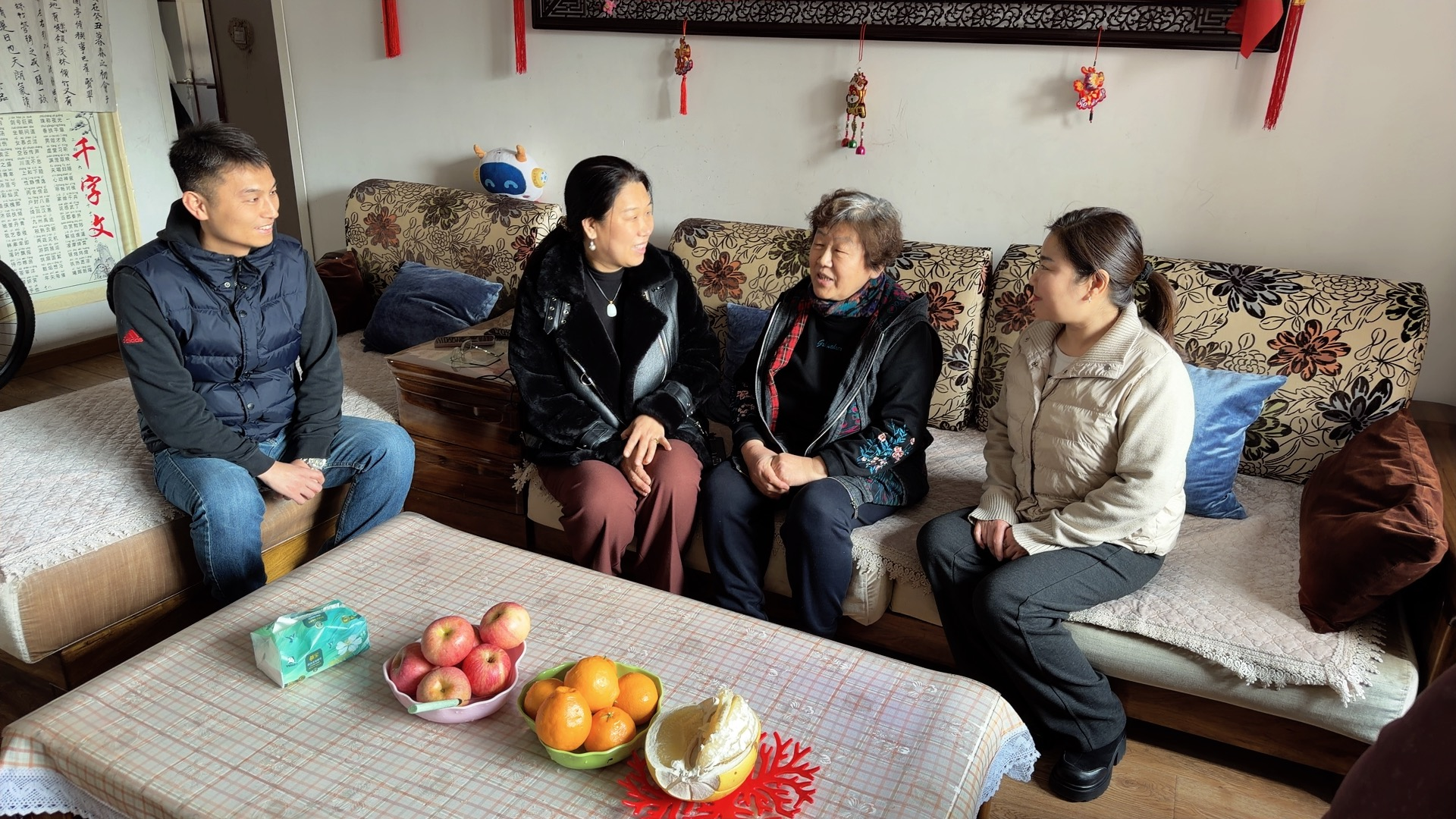 情暖新春送关怀