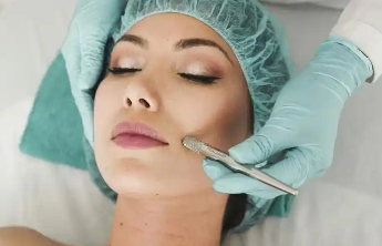 国家卫健委：生活类美容机构、美发店、美甲店等严禁开展“轻医美”项目