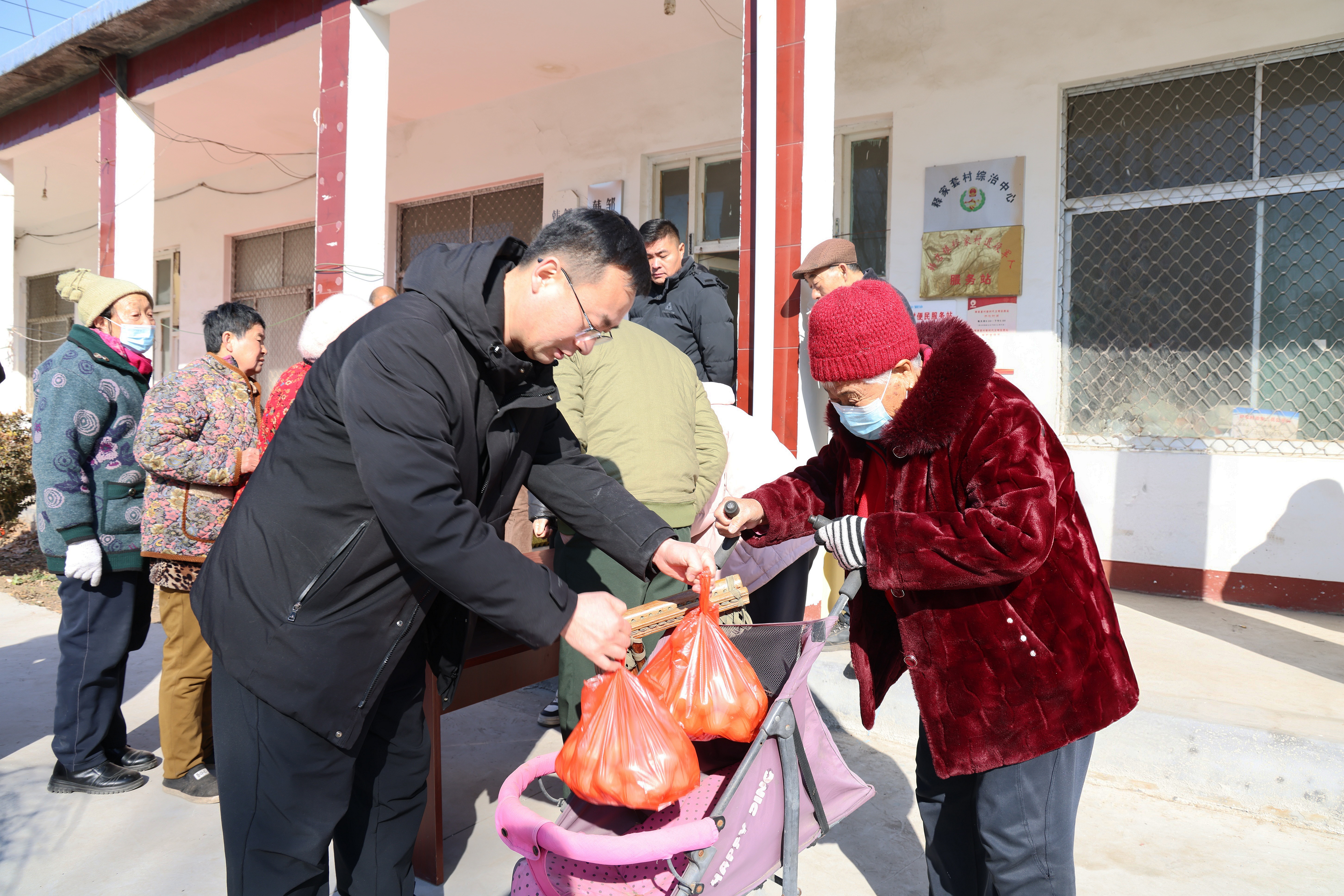 邹平市韩店镇释家村：发放春节福利 温暖村民心怀
