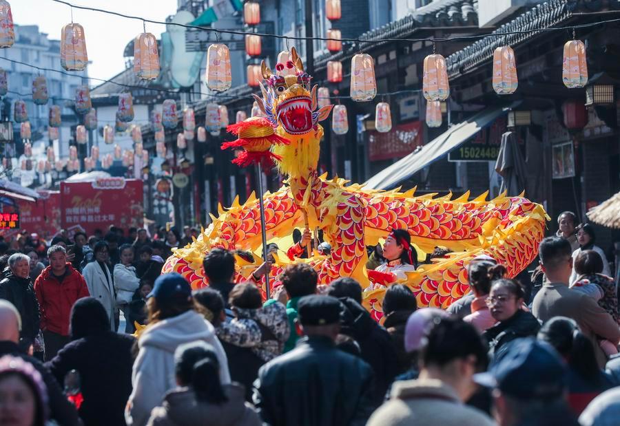Young travelers chase authentic Spring Festival vibes in smaller cities for upcoming holiday