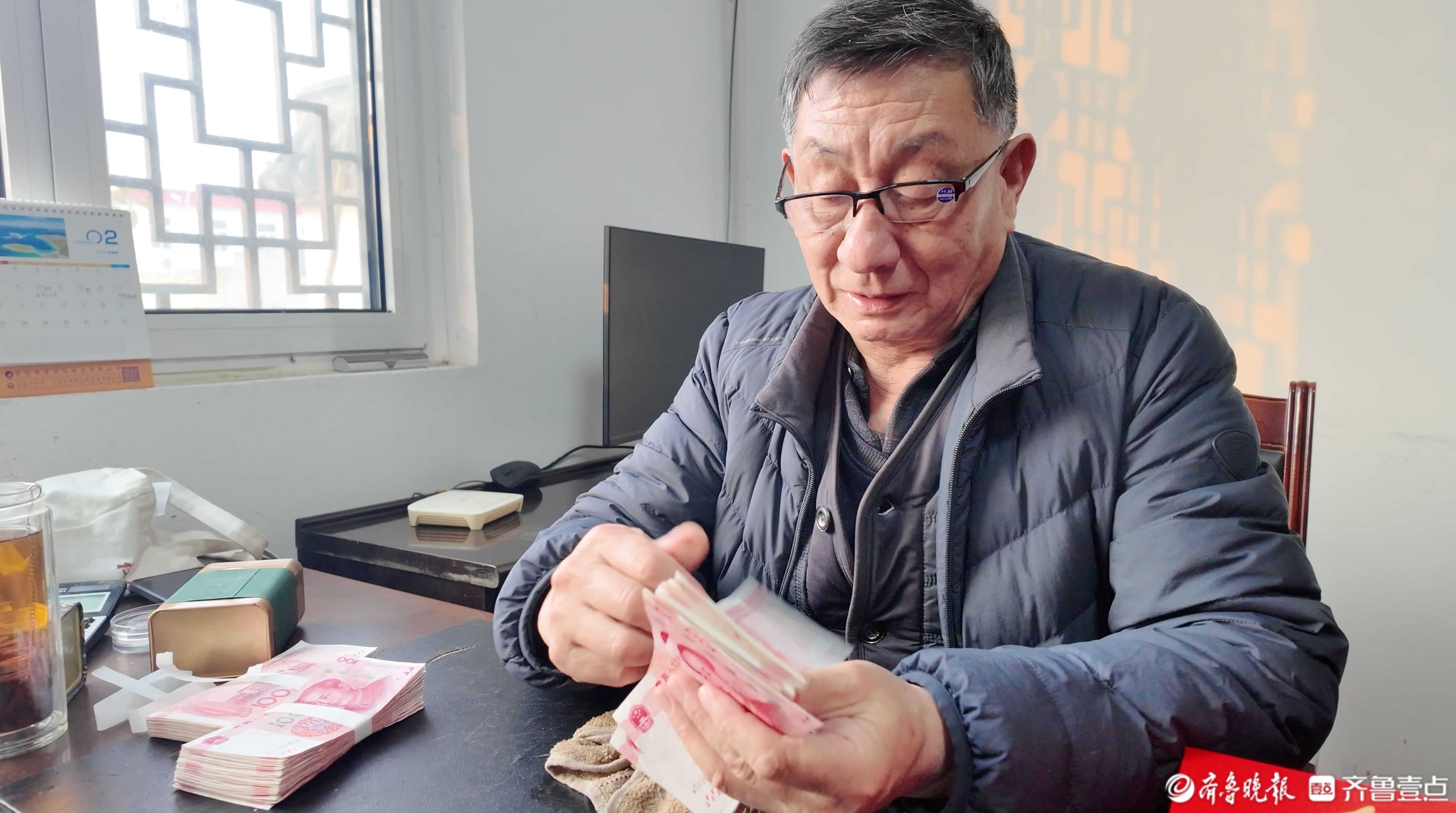 新年的约定：给老人发红包18年不间断，村干部登门拜年