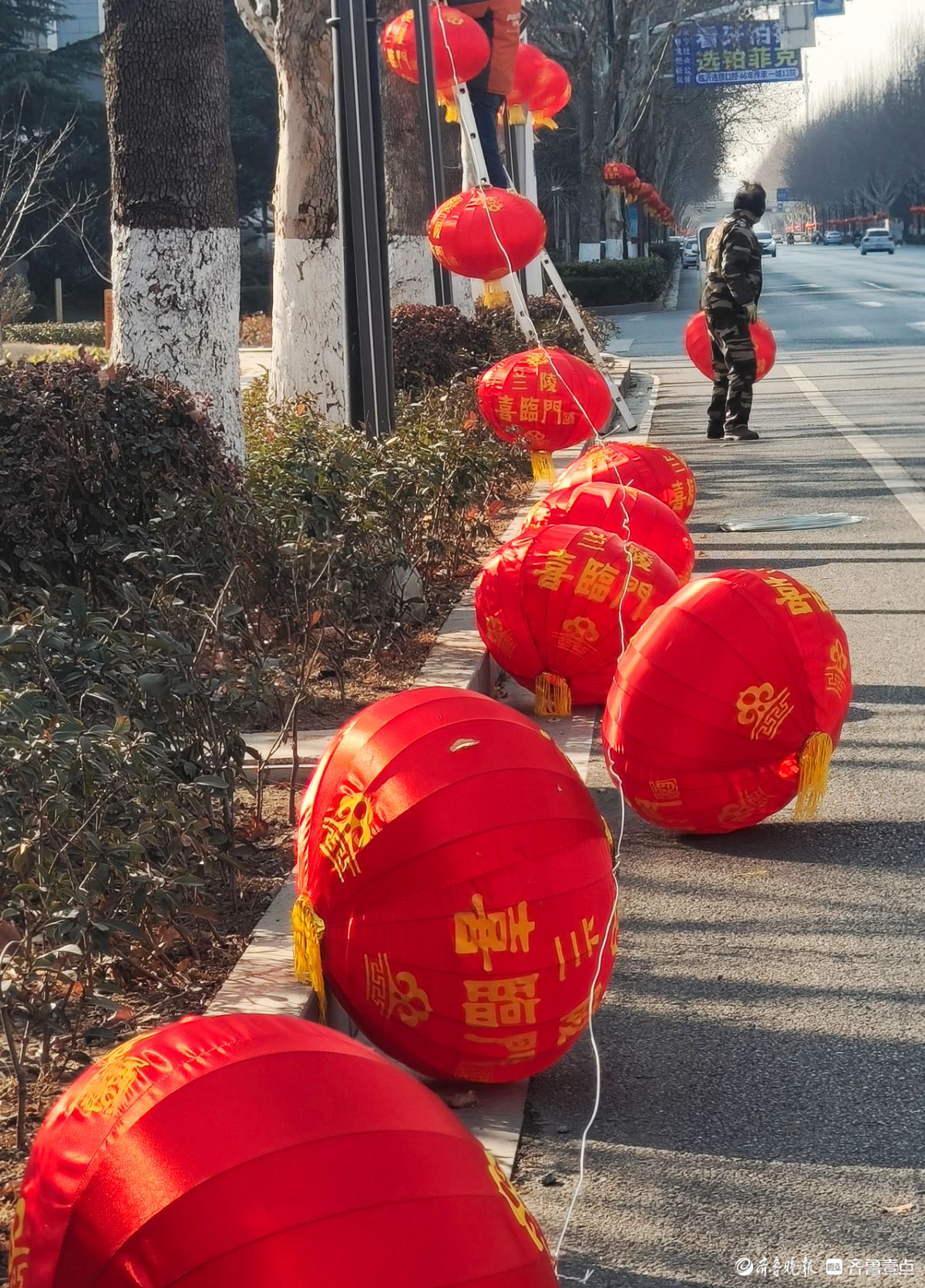 新春随手拍|过大年挂红灯年味浓（手机摄影）