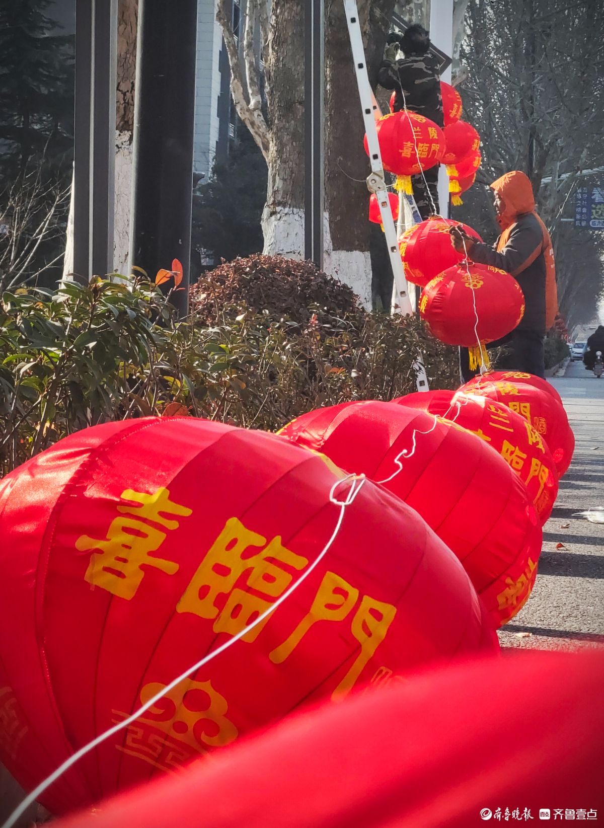 新春随手拍|过大年挂红灯年味浓（手机摄影）