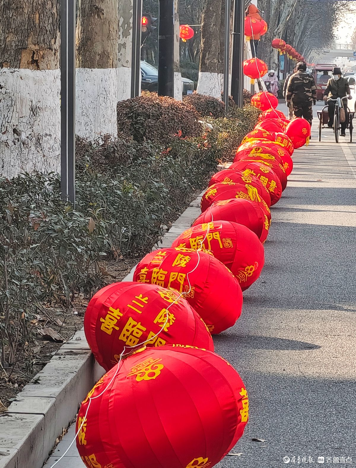 新春随手拍|过大年挂红灯年味浓（手机摄影）