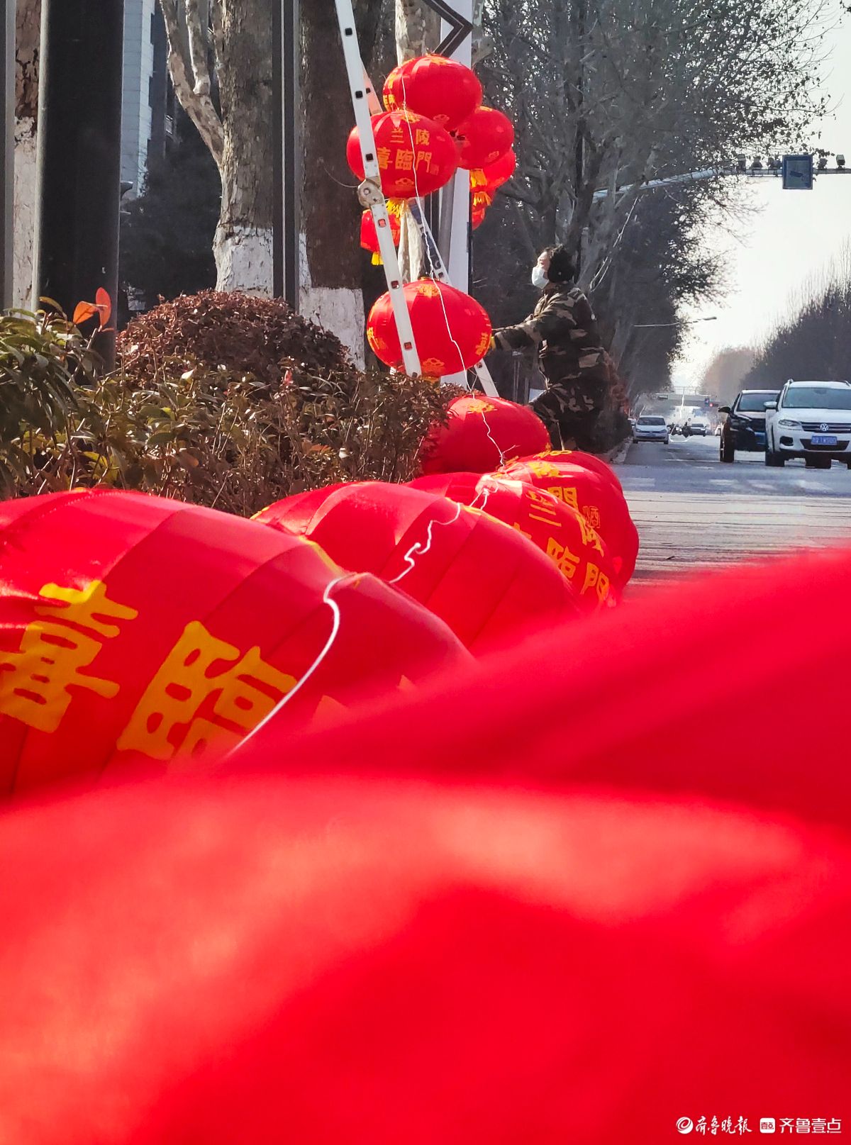 新春随手拍|过大年挂红灯年味浓（手机摄影）