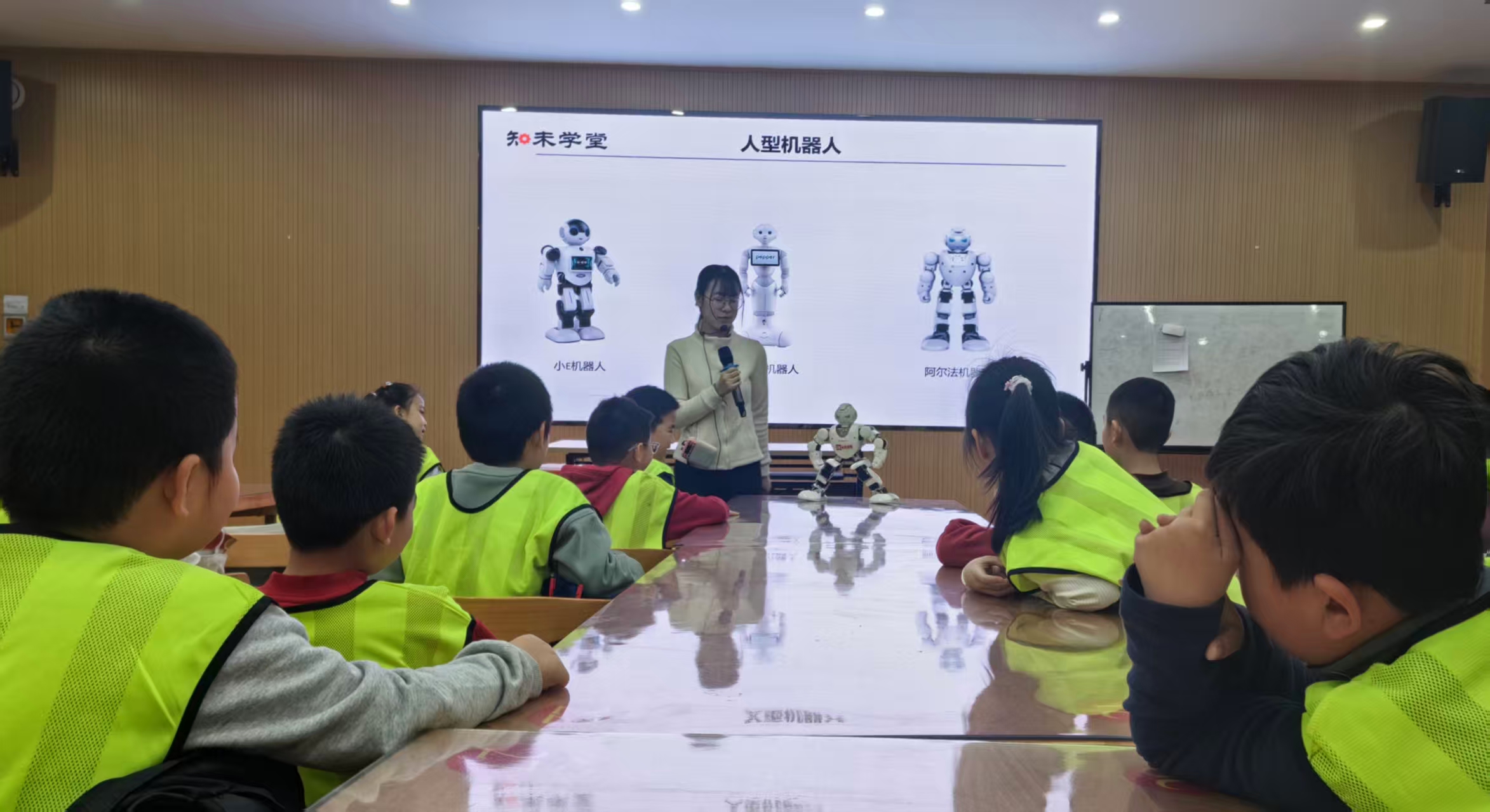 东营区科普志愿服务队开展机器人科普活动