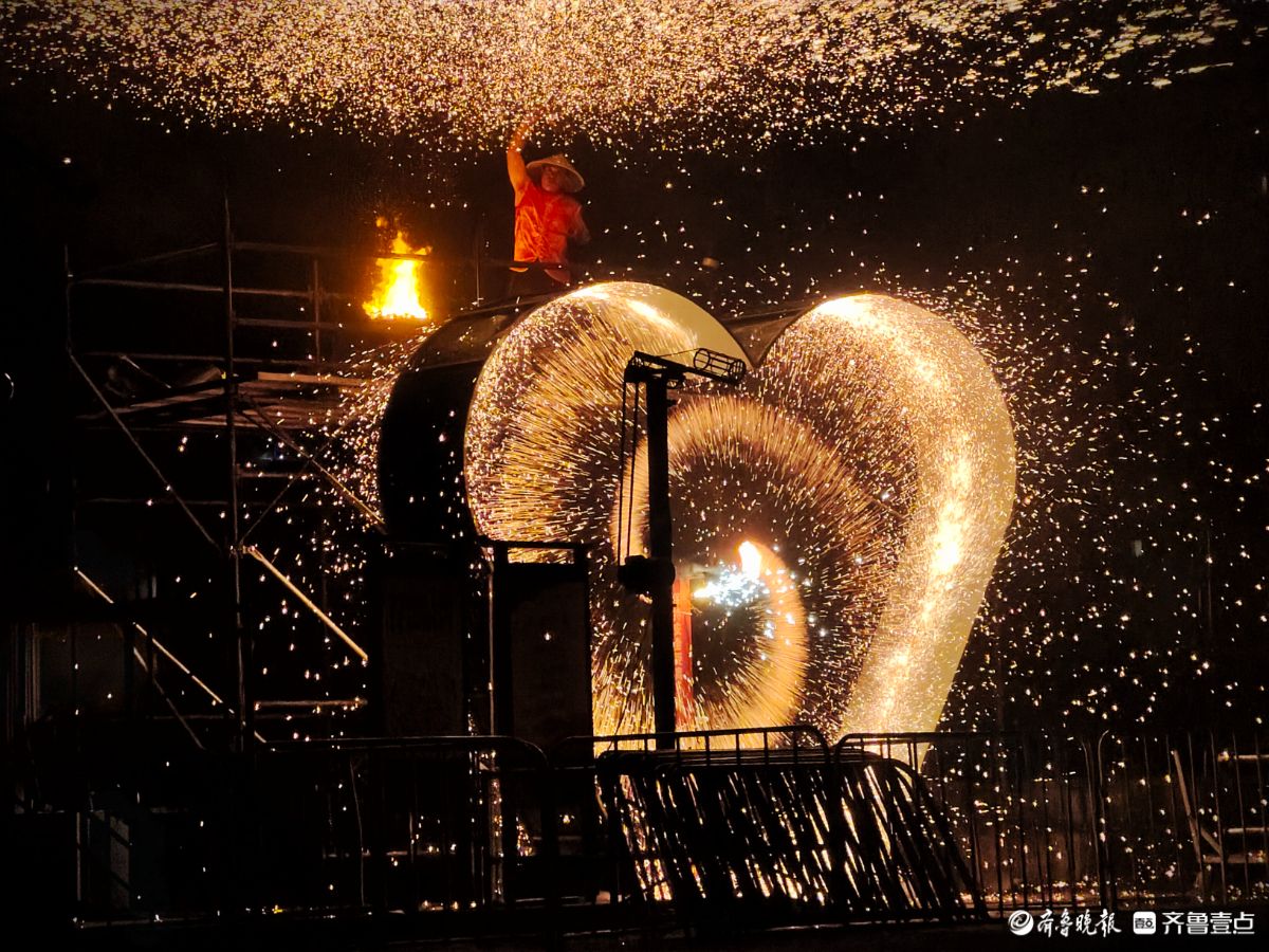 新春随手拍|非遗“打铁花” ，璀璨点亮皇山盛境（手机摄影）