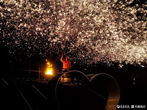 新春随手拍|非遗“打铁花” ,璀璨点亮皇山盛境(手机摄影)