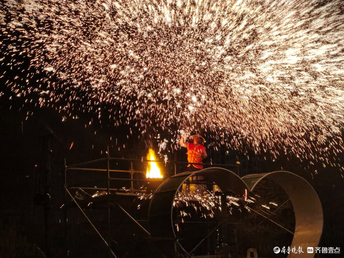 新春随手拍|非遗“打铁花” ，璀璨点亮皇山盛境（手机摄影）