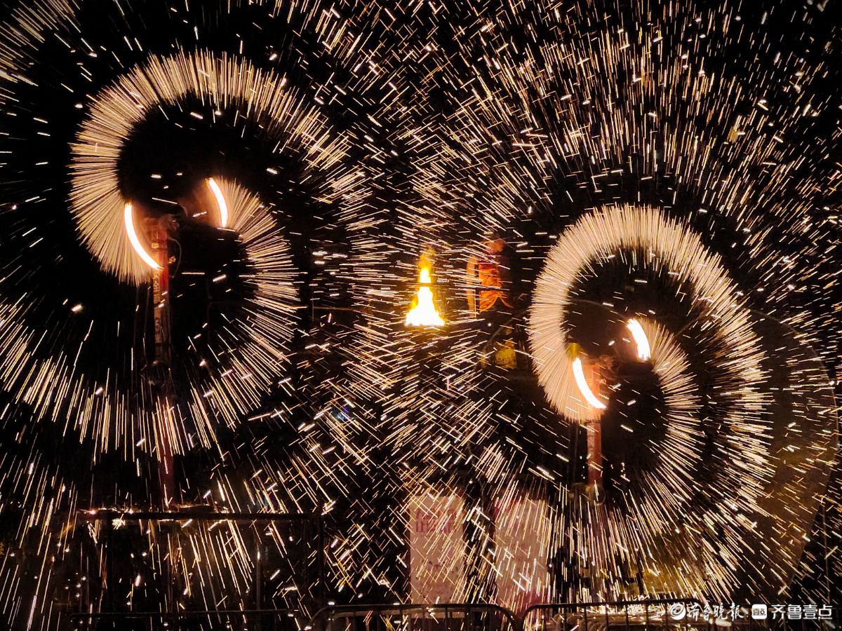 新春随手拍|非遗“打铁花” ，璀璨点亮皇山盛境（手机摄影）