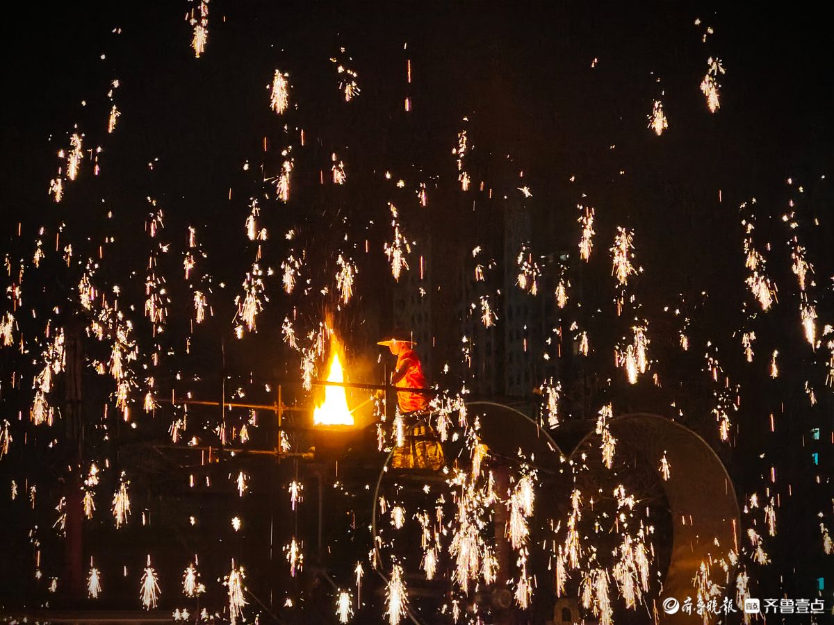 新春随手拍|非遗“打铁花” ，璀璨点亮皇山盛境（手机摄影）
