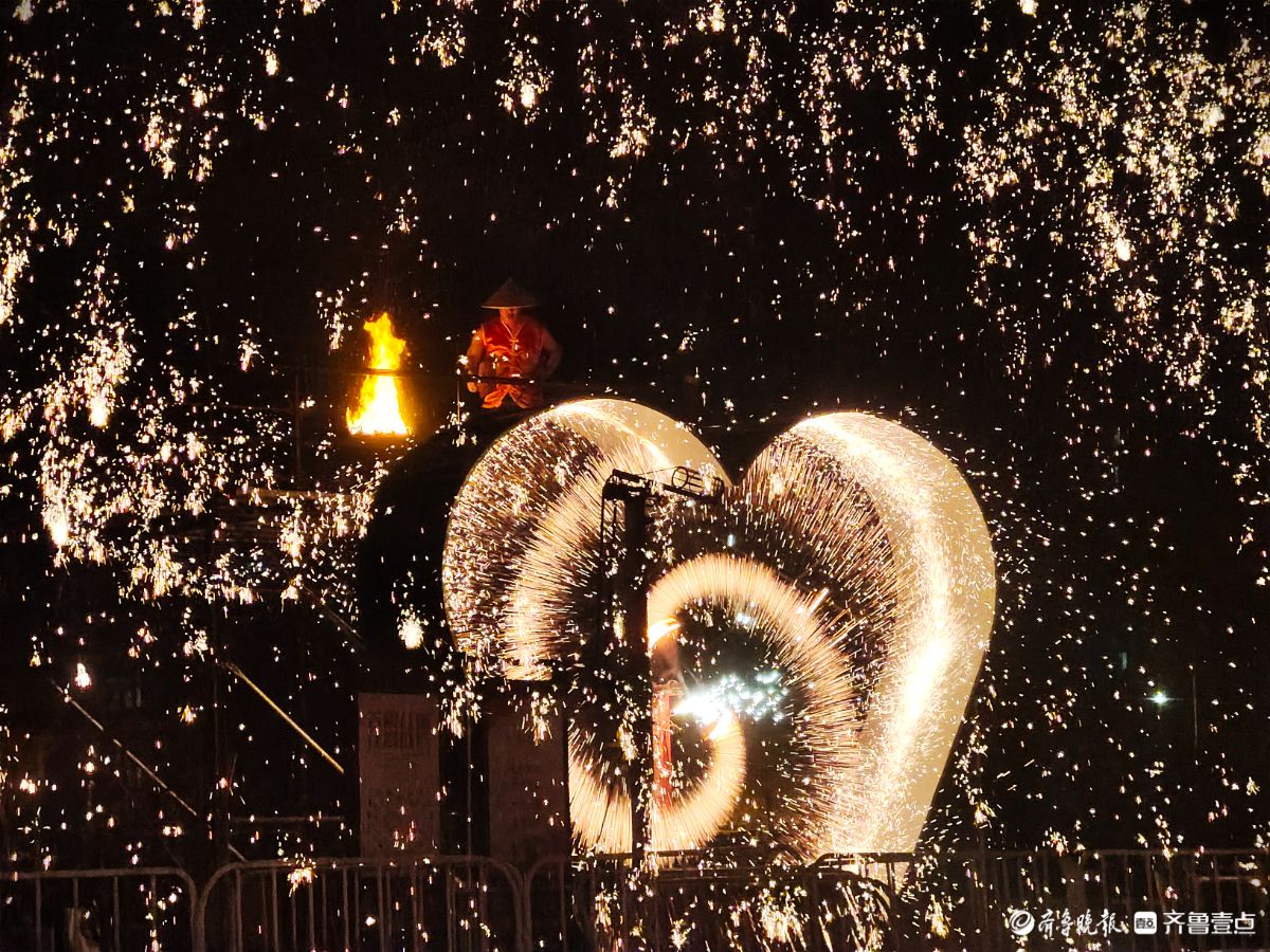 新春随手拍|非遗“打铁花” ，璀璨点亮皇山盛境（手机摄影）