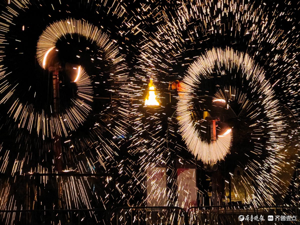 新春随手拍|非遗“打铁花” ，璀璨点亮皇山盛境（手机摄影）