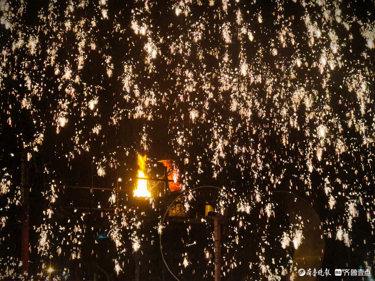 新春随手拍|非遗“打铁花” ，璀璨点亮皇山盛境（手机摄影）