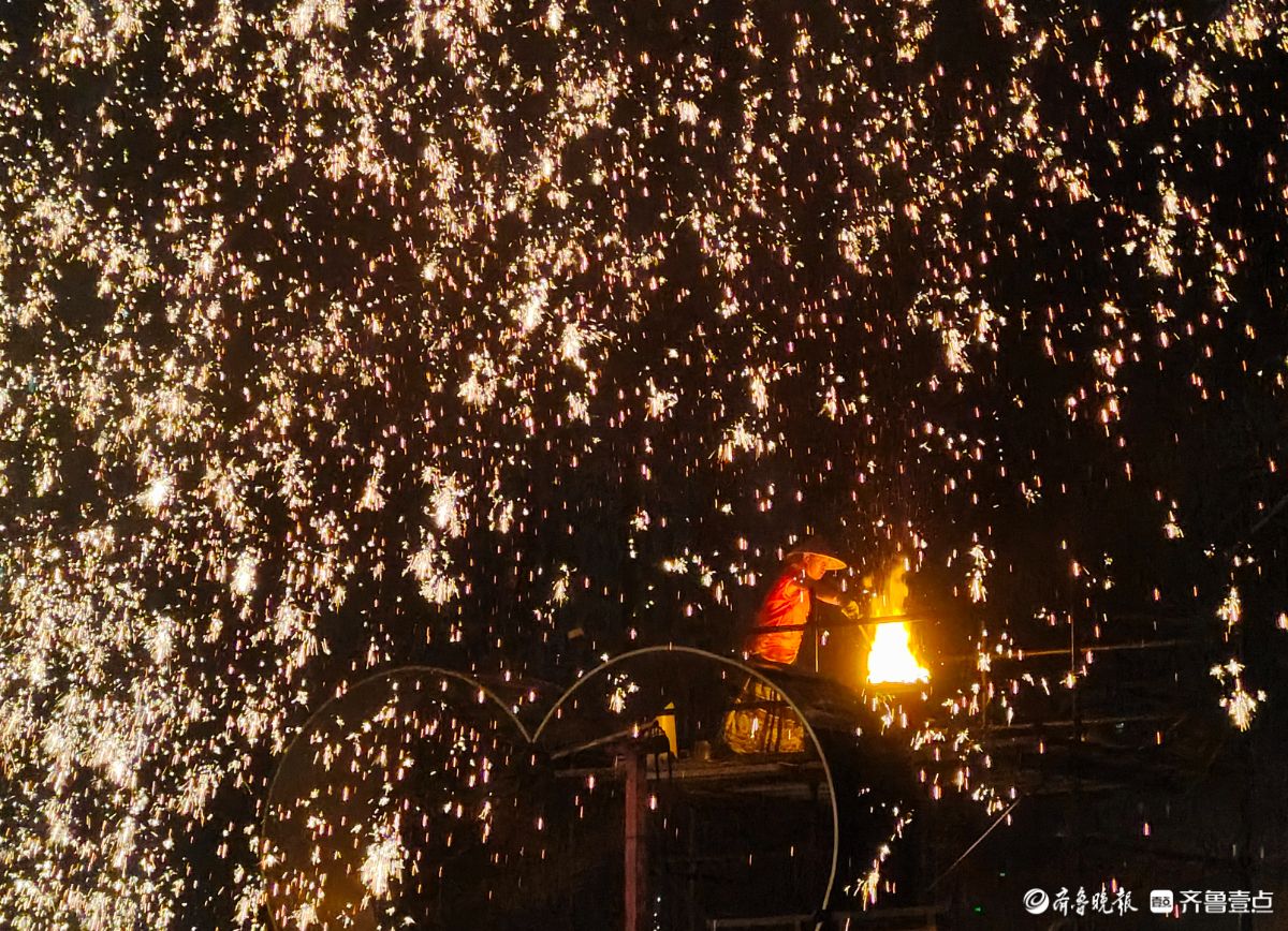 新春随手拍|非遗“打铁花” ，璀璨点亮皇山盛境（手机摄影）