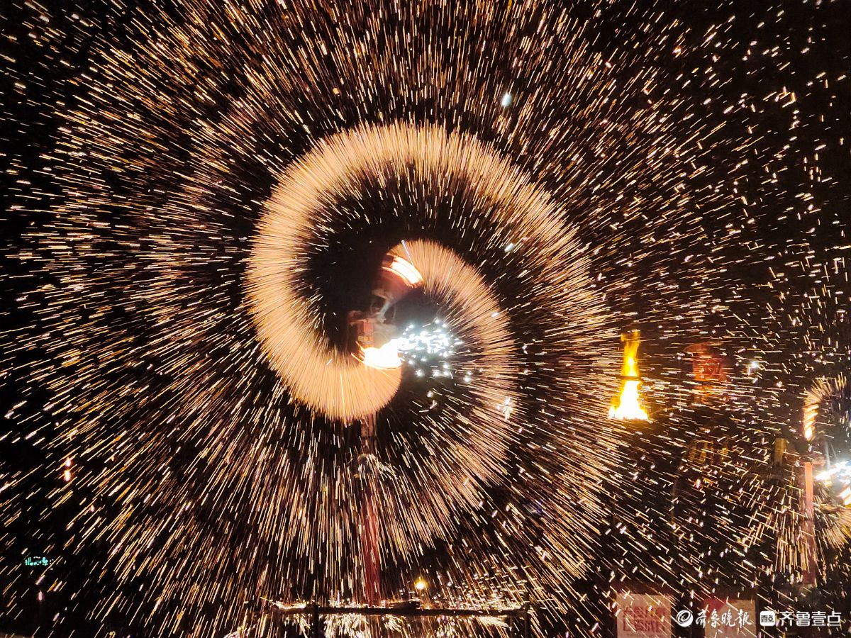 新春随手拍|非遗“打铁花” ，璀璨点亮皇山盛境（手机摄影）