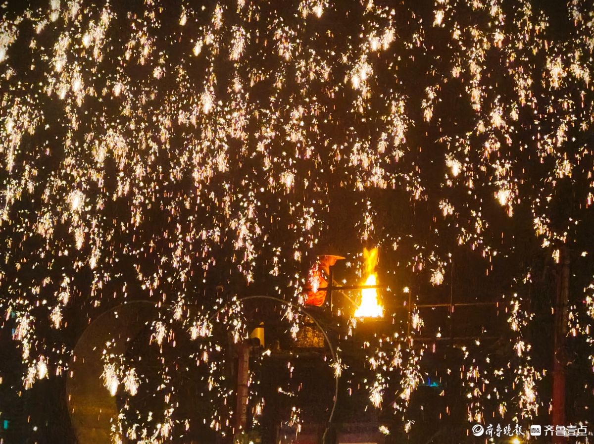新春随手拍|非遗“打铁花” ，璀璨点亮皇山盛境（手机摄影）