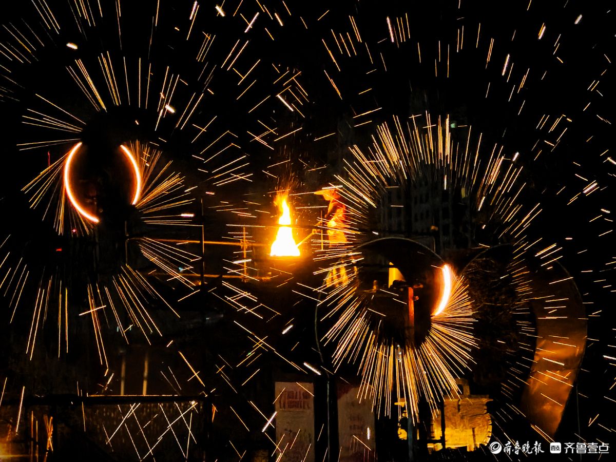 新春随手拍|非遗“打铁花” ，璀璨点亮皇山盛境（手机摄影）