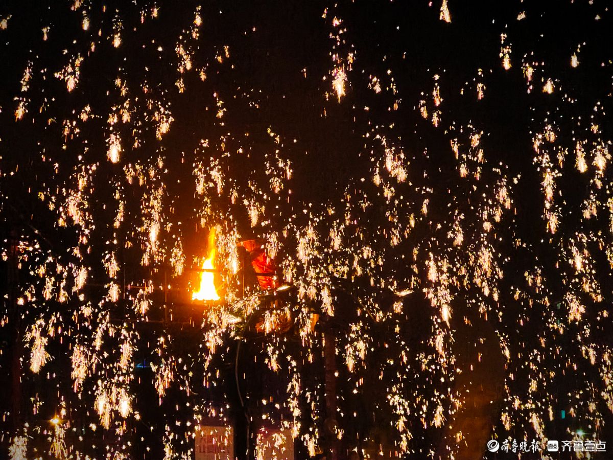 新春随手拍|非遗“打铁花” ，璀璨点亮皇山盛境（手机摄影）