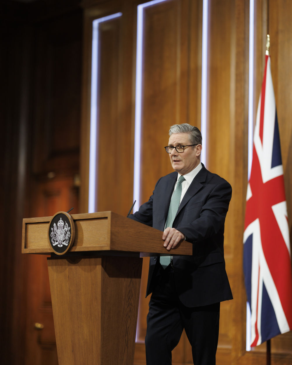 英国首相躲过“下台”危机？