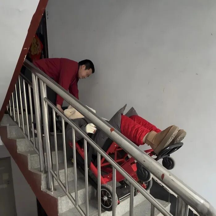 “17年没下楼了”，因一句话，山东小伙背起30多个被困的人生