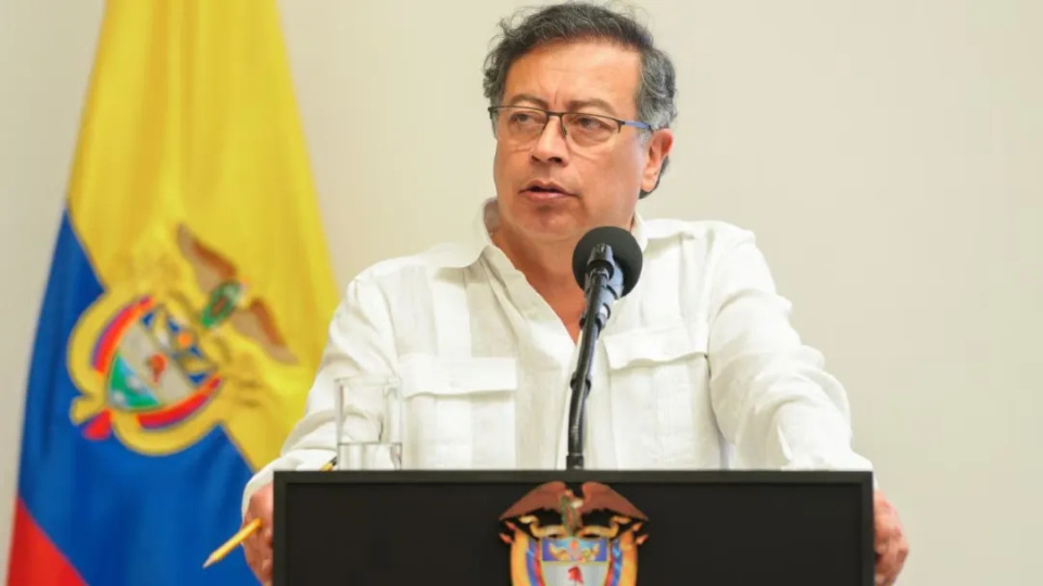 哥伦比亚总统躲避暗杀，飞机在公海上飞行4小时