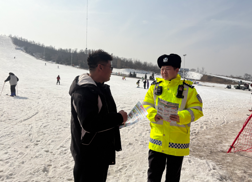 泰安交警城西大队徂徕中队：滑雪场里的交通安全“守护人”