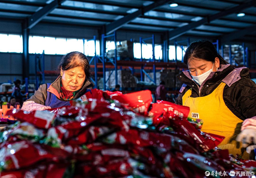 新春走基层丨小年启岁包裹忙，杨安“风味”飞向团圆餐桌